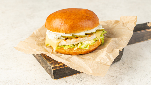 Бургер «Сочная цыпа» с бесплатной доставкой на дом из «ВкусВилл ...