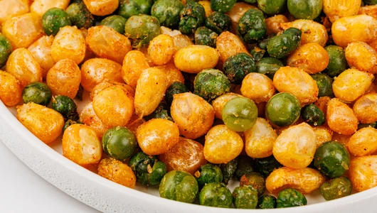Снеки из кукурузы и гороха со вкусом сальсы и перца чили Снеки из кукурузы и гороха со вкусом сальсы и перца чили