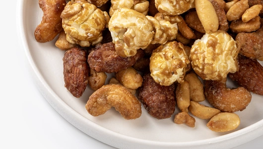 Смесь орехов в карамели с карамельном попкорном Смесь орехов в карамели с карамельном попкорном