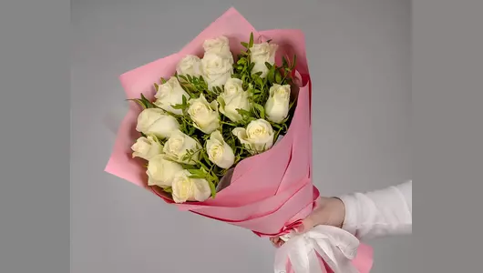 Букет белых роз с&nbsp;зеленью "Нежные обьятия - L"