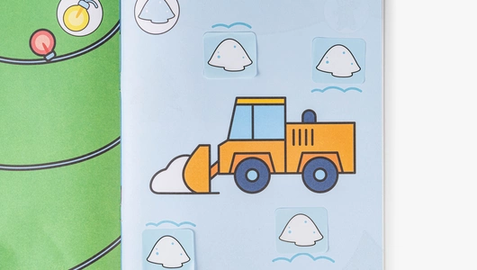 Книжка с наклейками: Зима в городе 1+