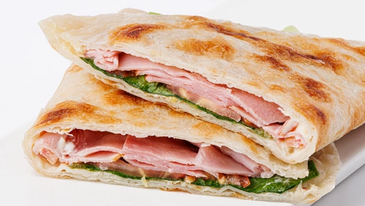 Сэндвич в&nbsp;лепешке Ротти с&nbsp;ветчиной, сыром и&nbsp;свежими томатами, кафе