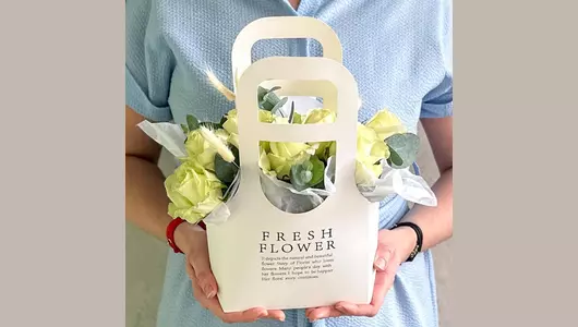 Белые розы с&nbsp;эвкалиптом в&nbsp;сумочке FMART by flowwow