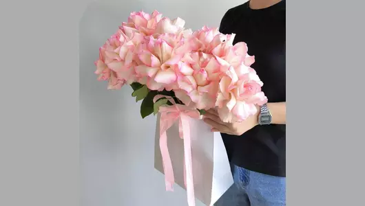 Французская роза в&nbsp;переноске FMART by flowwow