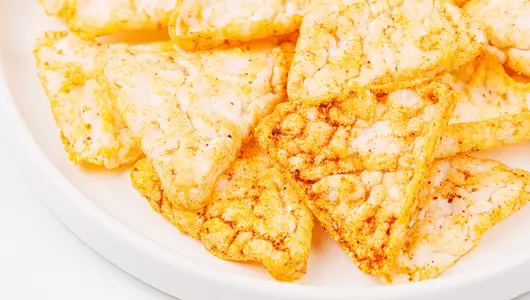 Кнекерсы кукурузные с перцем, луком и огурцами