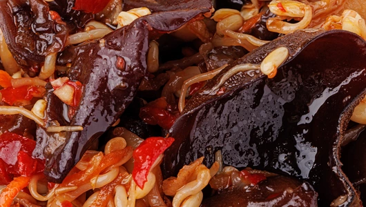 Грибы древесные черные моэр с ростками сои и водяным каштаном