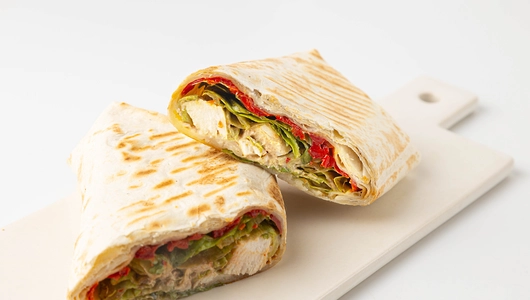 Фреш-ролл с курицей, овощами и соусом том-ям на гриле, кафе Фреш-ролл с курицей, овощами и соусом том-ям на гриле, кафе