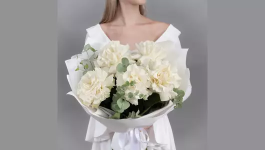 Букет из&nbsp;5 белых, французских роз с&nbsp;эвкалиптом FMART by flowwow
