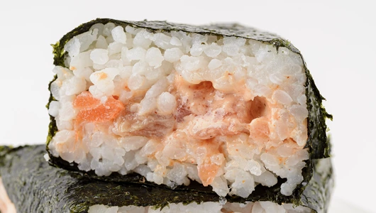 Онигири с форелью спайси