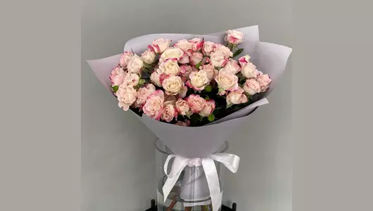 Букет из&nbsp;7 кустовых роз в&nbsp;сиреневой упаковке FMART by flowwow