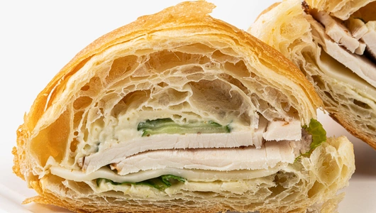 Круассан-сэндвич с индейки и сливочным песто