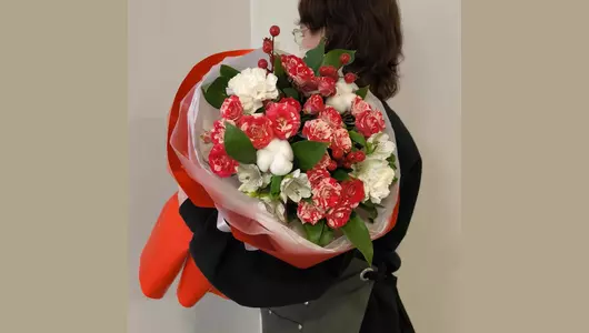 Букет с&nbsp;кустовой розой в&nbsp;ярком оформлении FMART by flowwow