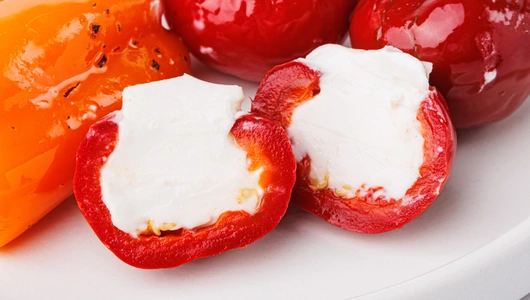 Ассорти перцев фаршированных сливочным сыром (не острые) Ассорти перцев фаршированных сливочным сыром (не острые)