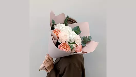 Нежный букет с гортензией и пионовидной розой FMART by flowwow