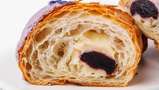 Круассан с&nbsp;черничным конфитюром и&nbsp;лимонным курдом, кафе