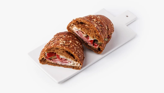 Круассан зерновой с&nbsp;пастрами из&nbsp;говядины и&nbsp;запеченным перцем