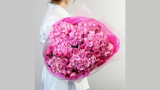 Авторский букет из&nbsp;гортензий и&nbsp;пионовидных роз "Розовые сны" FMART by flowwow