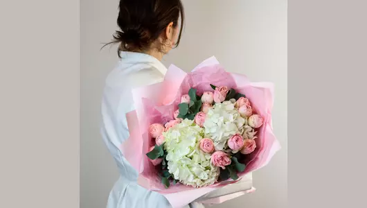 Авторский букет из&nbsp;кустовой розы и&nbsp;гортензии «Розовый пломбир» FMART by flowwow