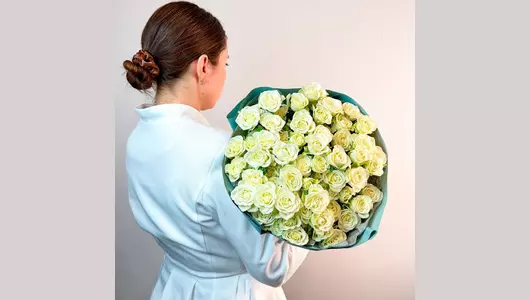 Монобукет из&nbsp;15 штук кустовой розы "Чистота и&nbsp;нежность" FMART by flowwow