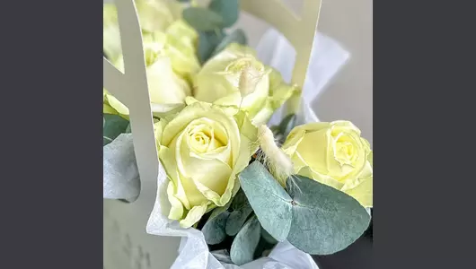 Белые розы с&nbsp;эвкалиптом в&nbsp;сумочке FMART by flowwow