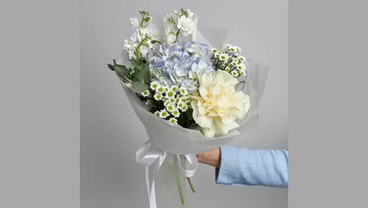 Гортензия и&nbsp;маттиола в&nbsp;букете «Голубое небо» FMART by flowwow