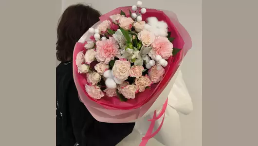 Букет с&nbsp;кустовой розой и&nbsp;хлопком FMART by flowwow