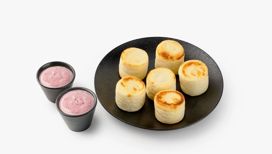 Большая порция сырников нежных с брусничной сгущенкой