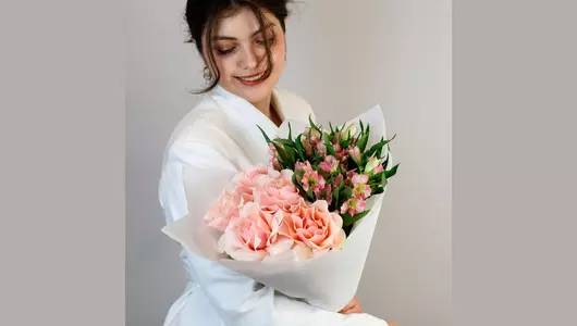 Букет из&nbsp;роз и&nbsp;альстромерии «Французский поцелуй» FMART by flowwow