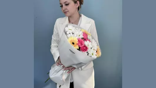 Букет с&nbsp;кустовой розой и&nbsp;гермини FMART by flowwow