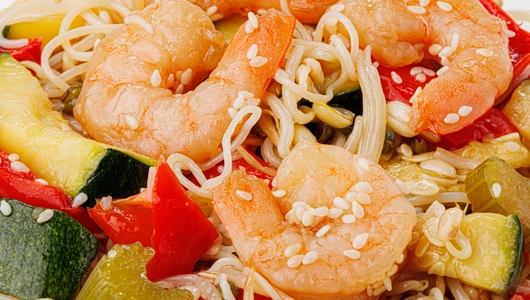 Вок фунчоза с креветками и машем в соевом соусе