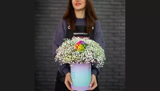 Букет из гипсофилы и крашеной розы в шляпной коробке Букет из гипсофилы и крашеной розы в шляпной коробке