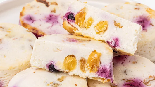 Сырники с&nbsp;черной смородиной и&nbsp;изюмом, зам.