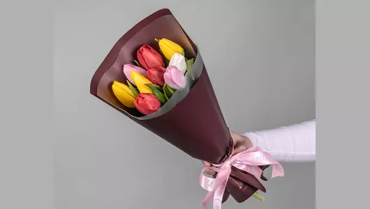 Букет из&nbsp;9 тюльпанов микс стандарт в&nbsp;оформлении