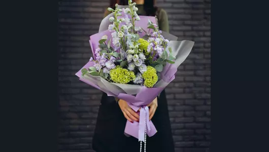 Каскадный букет из&nbsp;дельфиниума, маттиолы и&nbsp;целозии