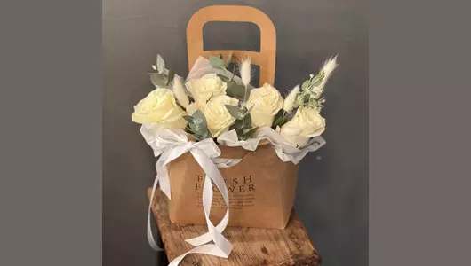 Белые розы в красивом оформлении «Любимой» FMART by flowwow