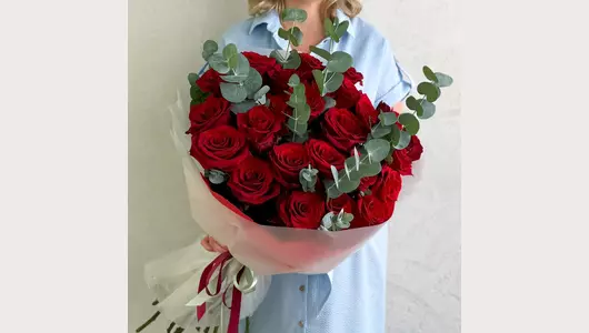 Букет 25 красных роз с&nbsp;эвкалиптом FMART by flowwow