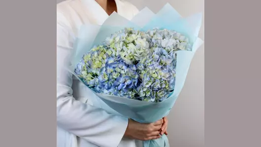 Монобукет из&nbsp;5 штук гортензии "Голубые облака" FMART by flowwow