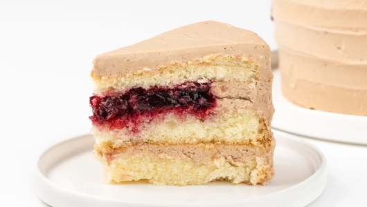 Торт бисквитный "Яркие звезды" вишневый