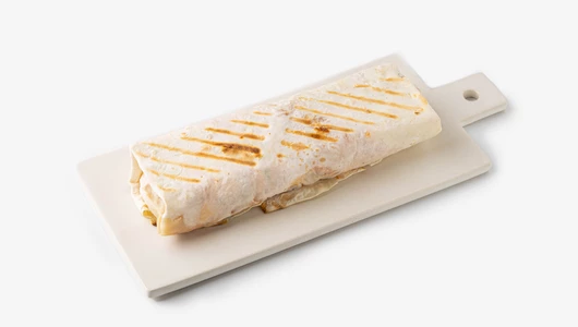 Шаурма с курицей и томатным соусом на гриле, кафе