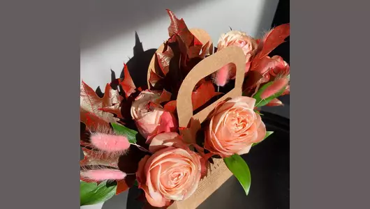 Композиция "Осенний вальс с&nbsp;листьями дуба и&nbsp;пионовидными розами" FMART by flowwow