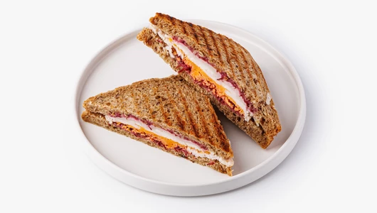 Сэндвич-гриль с индейкой, сыром и клюквой