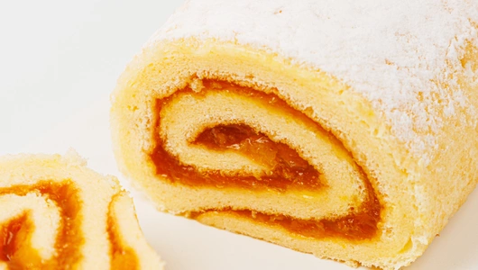 Рулет бисквитный с абрикосовым джемом Рулет бисквитный с абрикосовым джемом
