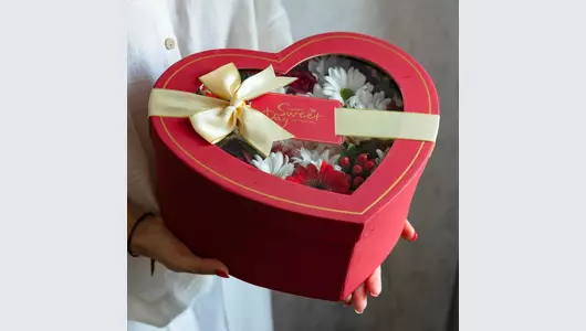 Букет из&nbsp;хризантем, гербер и&nbsp;роз акуна в&nbsp;коробке-сердце