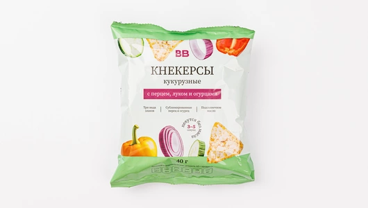 Кнекерсы кукурузные с перцем, луком и огурцами