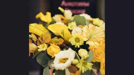 Шляпная коробка из&nbsp;каллы, роз и&nbsp;хризантем в&nbsp;шляпной коробке