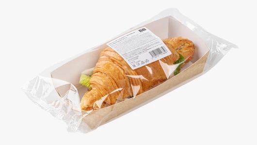 Круассан-сэндвич с индейки и сливочным песто