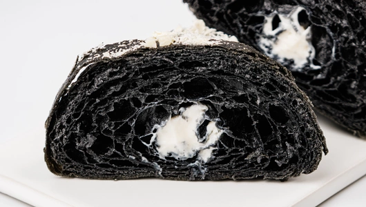 Круассан черный с заварным кремом Круассан черный с заварным кремом