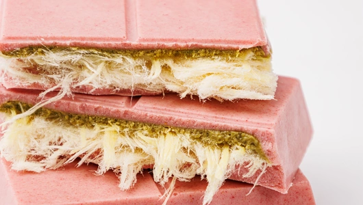 Шоколад белый "Angel Hair" с начинкой малина-фисташка