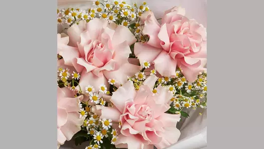 Французские розы и&nbsp;кустовые ромашки в&nbsp;букете «Воздушный поцелуй» FMART by flowwow