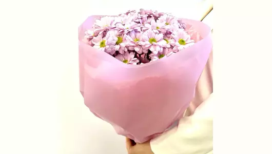 Розово сиреневая хризантема в&nbsp;букете FMART by flowwow